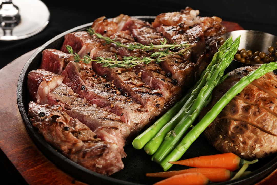 Porterhouse-Steaks mit Rotwein-Schalotten-Butter